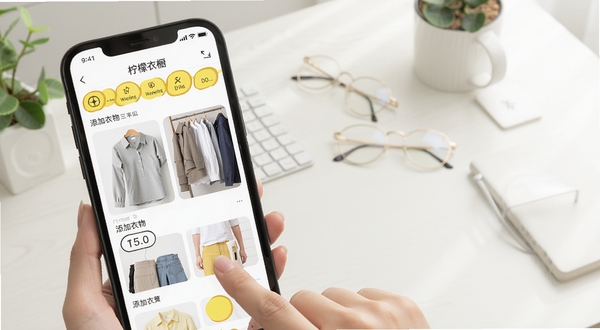 柠檬衣橱 使用教程示意图 手机屏幕展示添加衣物步骤 手指点击屏幕 背景为整洁桌面 明亮清晰