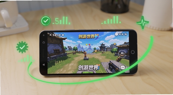 创游世界 低配置设备流畅运行 画面主体为一部普通安卓手机显示创游世界游戏画面流畅运行 背景区域为简约书桌 手机周围环绕着绿色的性能指标图标和流畅度曲线 整体风格轻快简洁