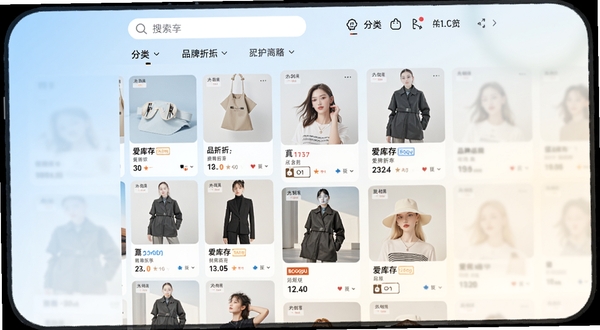 爱库存移动端首页商品瀑布流展示,画面主体居中偏左为品牌折扣商品卡片矩阵,背景区域为浅蓝渐变到暖白的柔和过渡,顶部搜索栏与分类入口清晰可见,整体风格清爽明快,适配Boogu模型生成
