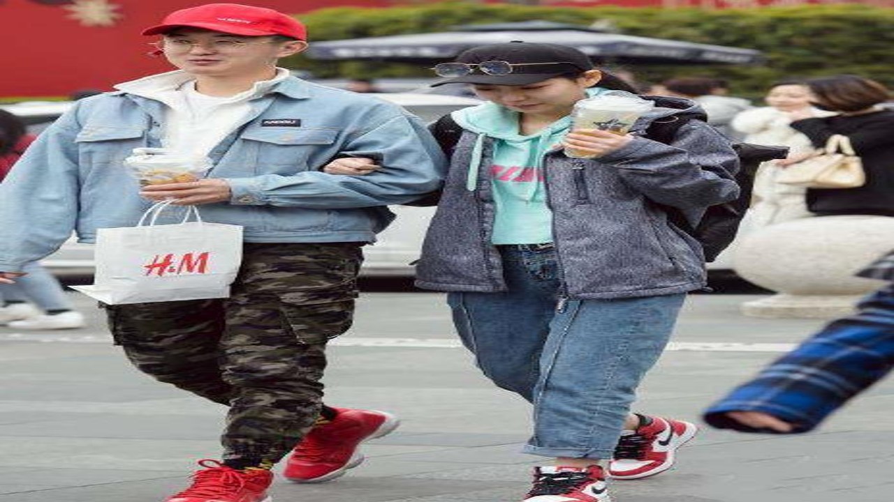 迷住Mehood 街头实拍 男生女生 不同场景 穿搭对比