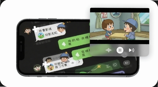 声影无界悬浮窗播放效果图,手机屏幕显示聊天界面,右上角有一个小型视频播放窗口,画面中正在播放动画片,悬浮窗边缘有半透明控制按钮