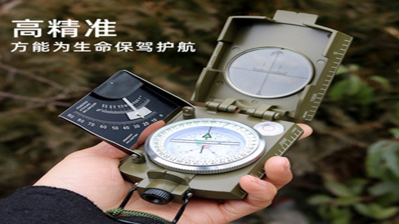 户外爱好者手持如意罗盘指南针查看地图的操作细节