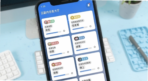 云副业应用内任务大厅界面,手机屏幕特写,显示多个任务卡片整齐排列,每张卡片带有标签与进度条,背景为淡蓝色工作台场景,画面明亮清晰,突出任务分类与匹配功能