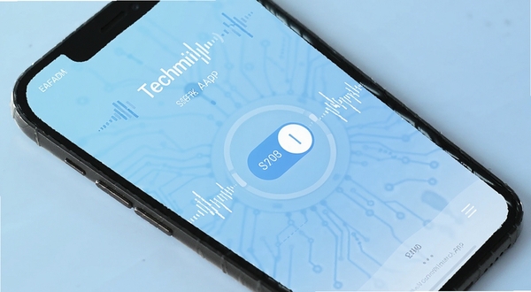 Techmi App 主界面展示,手机屏幕中央为声音增强开关按钮,背景为浅蓝色渐变,界面简洁,有音量波形动态效果,科技感与易用性并存