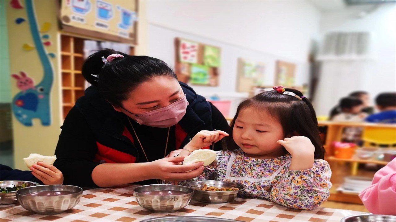 专注进食体验与喜乐生活的日常瞬间