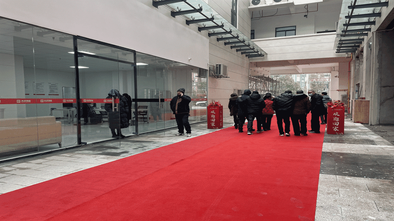 澧州聚汇活动参与现场实拍,展示用户领取礼品及互动场景