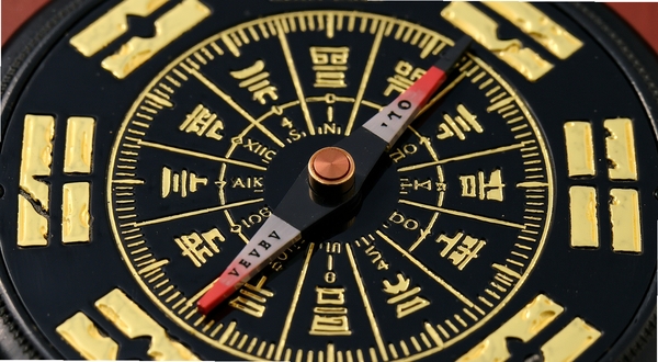 风水电子罗盘 二十四山向刻度盘特写 金色字体 深色盘面 传统八卦符号环绕 精致细节 高清质感