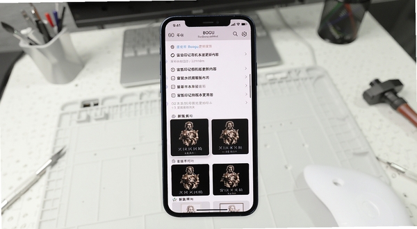 宙斯印记相机版本更新内容展示图,画面为手机屏幕显示更新日志列表与新增水印模板预览,背景为简洁白色工作台,适配Boogu模型生成