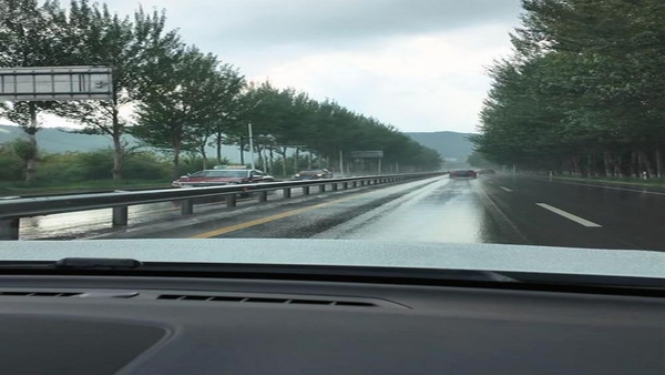 狂野重卡雨天山路驾驶画面