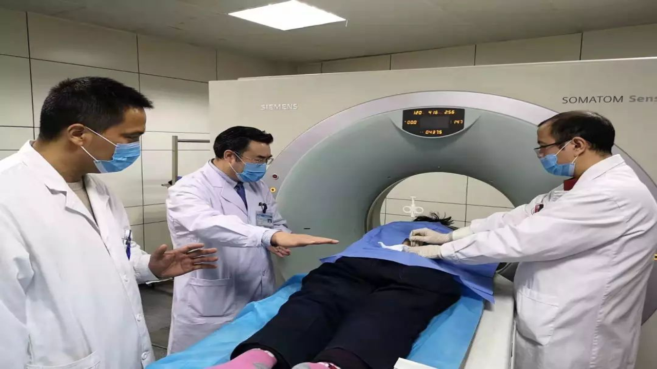 医科院肿瘤医院医生与患者沟通细节及现代化检查设备展示