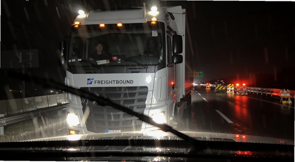 Freightboundҹ�䱩�����䳡����������ʻ��ʪ���ĸ��ٹ�·�ϣ�������ڶ�����������ǰ����ˮ·�棬Զ�����¹ʾ�ʾ����˸����Χ������ʵ