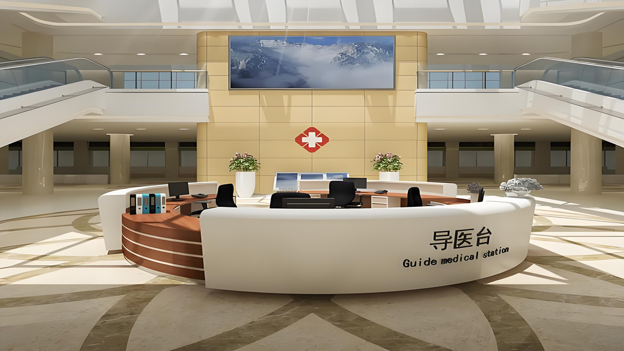 北京协和医院门诊大厅排队场景与导诊台指引