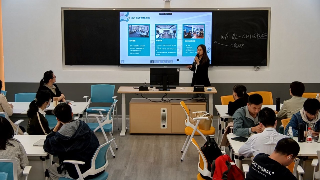 高校教职工使用智慧学工系统移动办公场景实拍