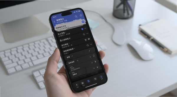 畅聊输入法快捷短语设置界面,手机屏幕显示自定义短语列表与剪贴板历史,背景为淡灰色办公桌面,细节清晰,风格简洁,适配Boogu模型生成。