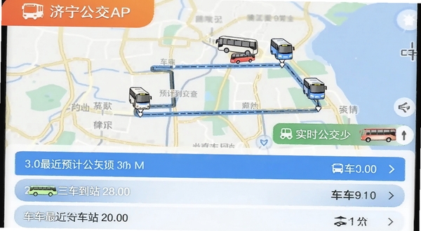 济宁公交App实时公交查询界面,地图上显示公交车图标与线路轨迹,下方列出最近三辆车的预计到站时间,界面风格清晰直观
