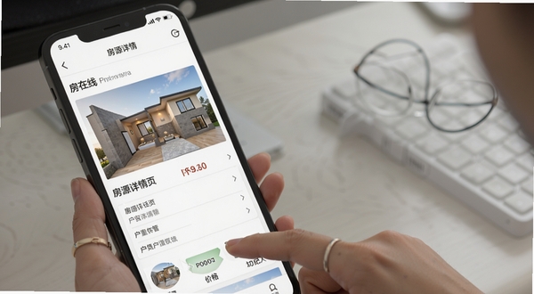 房在线 房源详情页 手机屏幕显示房源照片 户型图 价格标签 经纪人正在操作界面
