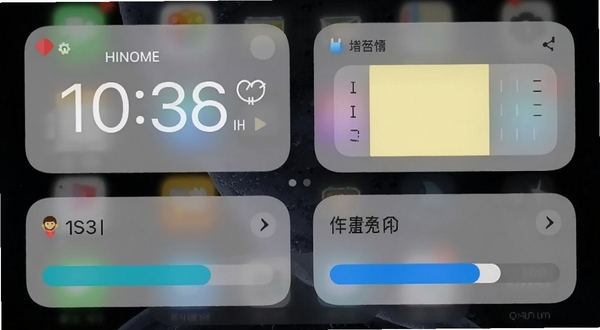 明月号桌面组件效果展示图,手机主屏幕上有三个不同尺寸的小组件,分别显示时间、便签和存储进度条,背景为深色壁纸,组件为半透明磨砂质感