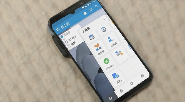 靠冒软件在安卓手机上的运行界面截图,展示待办提醒和工具集页面,手机置于浅色桌面背景上,画面清晰展示应用功能布局,适配Boogu模型生成