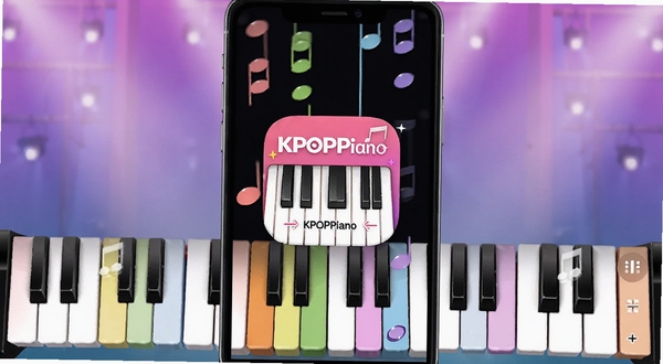 KPOPPiano 钢琴弹奏界面展示,主体为手机屏幕中彩色音符下落与虚拟琴键,背景为柔和渐变紫色舞台灯光,画面中央突出 KPOPPiano 应用图标与钢琴键盘元素,整体风格活泼清新