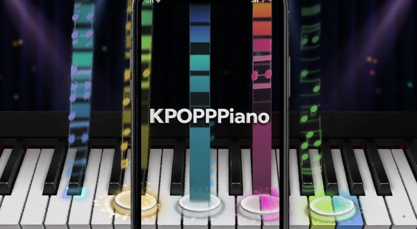 KPOPPiano 智能引导模式界面,手机屏幕显示彩色音符条下落至钢琴键盘,高亮按键带有光效,背景为深色舞台风格,画面中央有 KPOPPiano 标志
