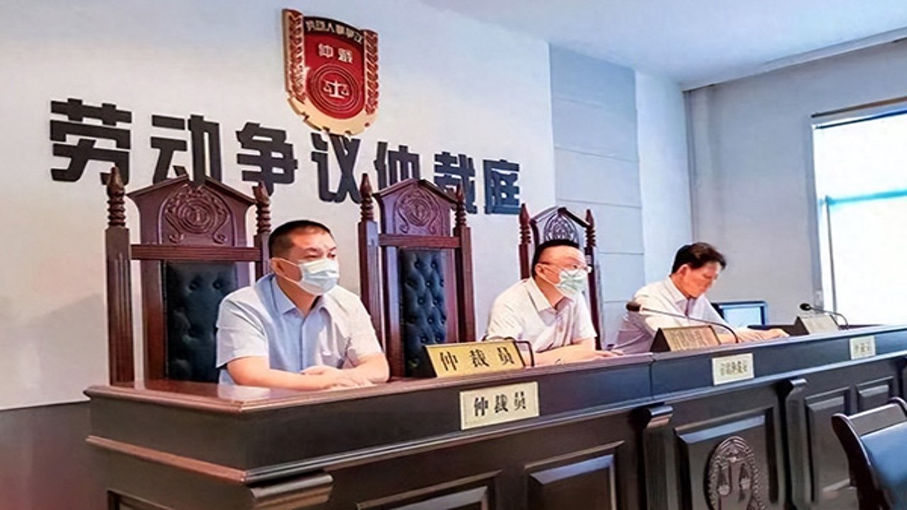 唐山劳动仲裁委开庭现场,申请人正在陈述事实,法官记录,氛围严肃公正