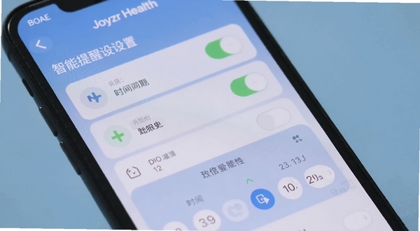 Joyzr Health 智能提醒设置界面,手机屏幕显示多个提醒开关与时间选择器,背景为柔和蓝色调,画面主体为应用界面特写,适配 Boogu 模型生成