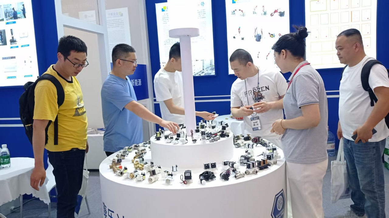 康乐达日记产品外观与使用场景展示图