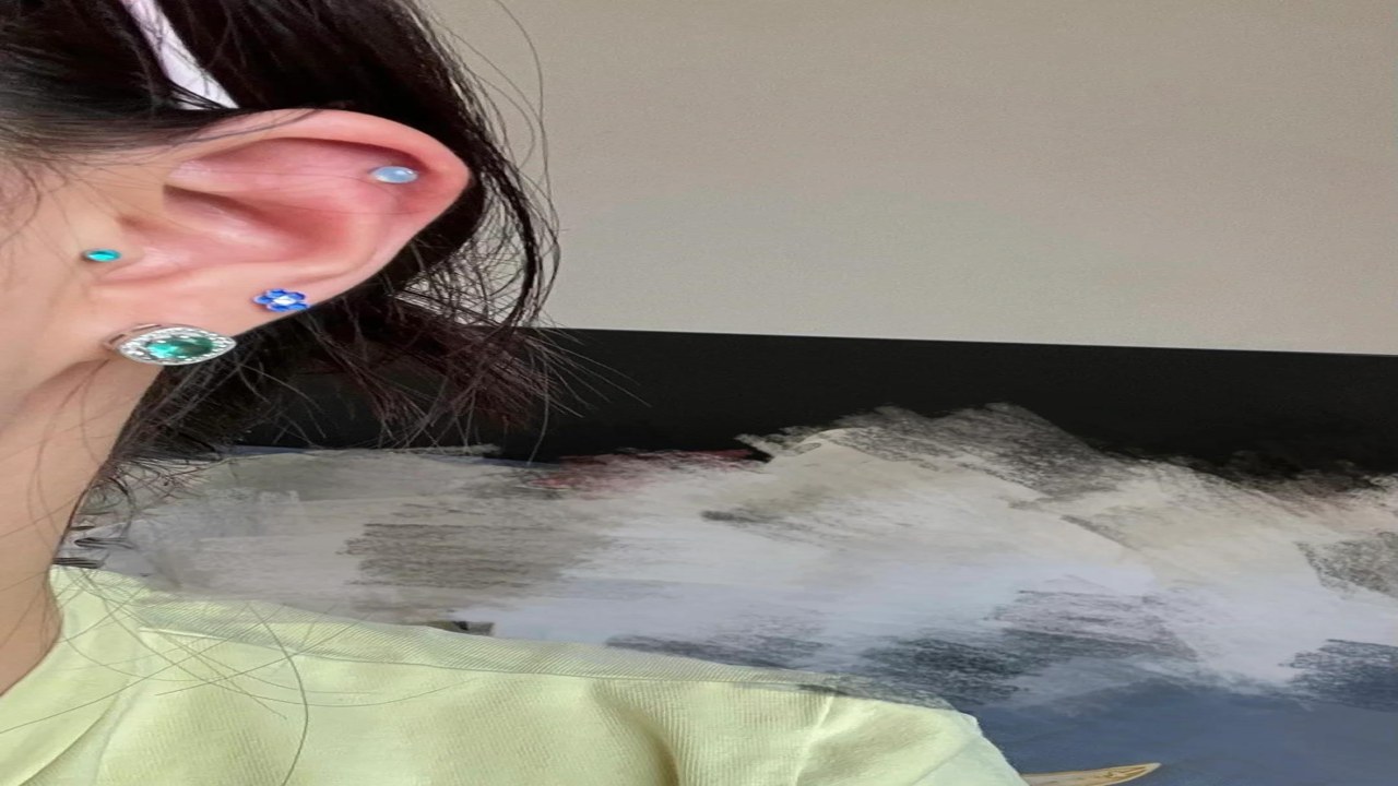 女生精致对称猫耳洞位置参考图解