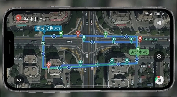 驾考宝典科目三 考场路线实景地图 手机屏幕显示卫星地图轨迹 标注考试项目点位 背景为城市道路俯瞰图 画面风格写实 突出路线规划与地理信息 适配安卓应用截图