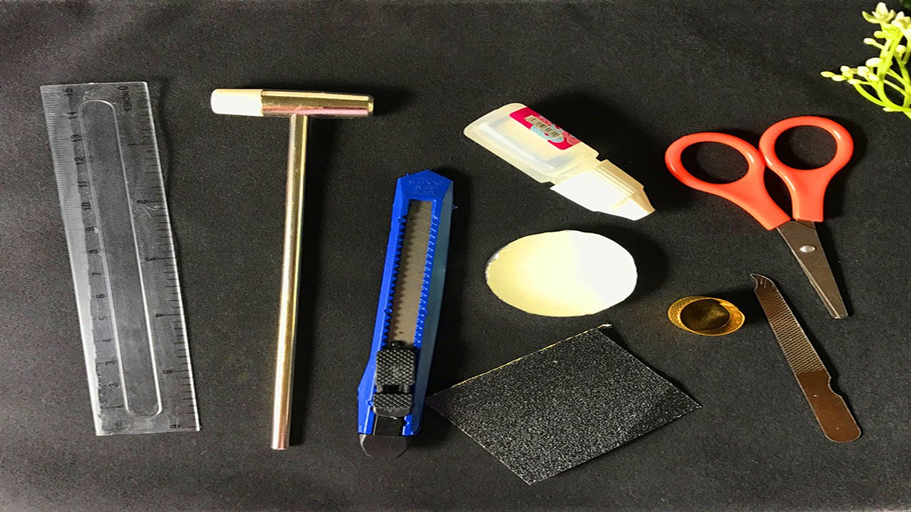 手工发烧友必备工具全景展示图,包含剪刀、刻刀、尺子等基础神器