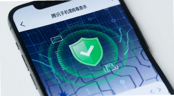 腾讯手机管家病毒查杀界面展示,手机屏幕中央显示绿色安全盾牌图标,周围环绕扫描波纹,背景为深蓝色科技感网格,画面简洁明亮