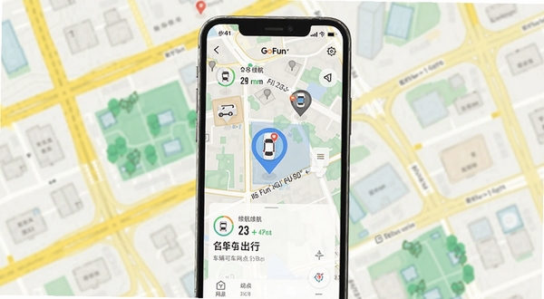 GoFun出行应用界面展示附近可用车辆地图与网点分布,画面主体为手机屏幕中的车辆定位图标与续航信息,背景为城市街道地图,扁平化设计风格,明亮色调