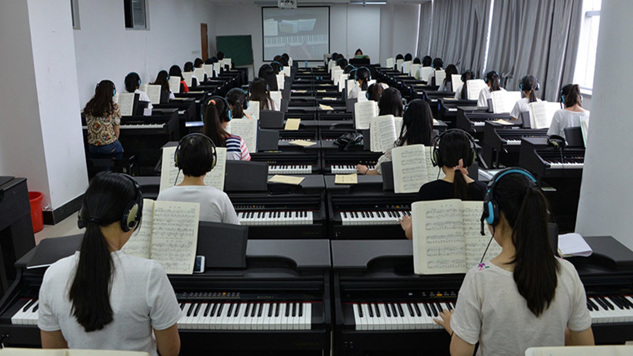 律动钢琴进阶练习场景,展示学员自信弹奏完整曲目的瞬间