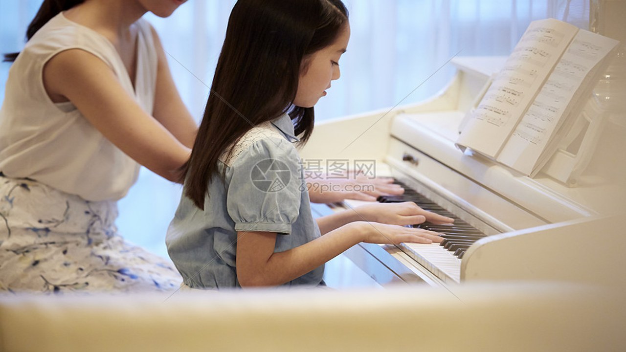 律动钢琴节奏训练实拍,展示教师示范手势与学员跟随动作