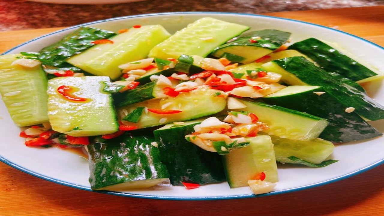 黄果与黄瓜凉拌菜的成品实拍及食材准备过程