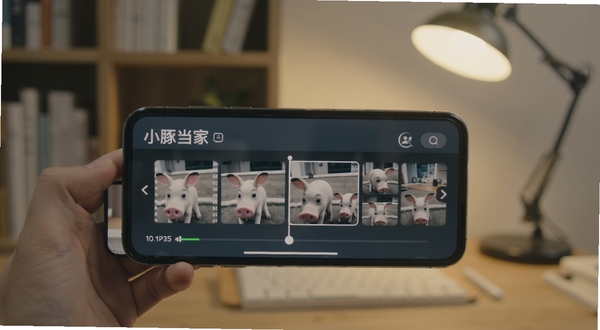 小豚当家录像回放与云端存储界面,画面主体为手机屏幕显示时间轴回放进度条与录像缩略图,背景为书房环境,光线柔和,风格简约实用