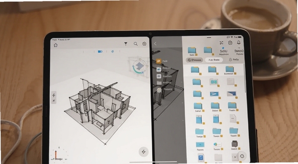 草图3D看图在平板设备上分屏查看三维模型的场景,画面主体为一台横向放置的安卓平板电脑,屏幕左侧显示草图3D看图的模型预览界面,右侧显示文件管理器列表,背景区域为木质书桌与一杯咖啡,整体色调温暖,突出多任务处理的便利性,适配Boogu模型生成