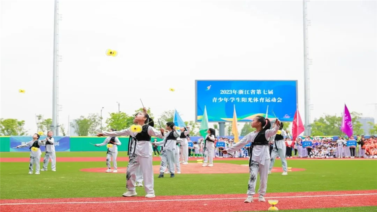 学生在阳光体育活动中领取奖品,笑容灿烂