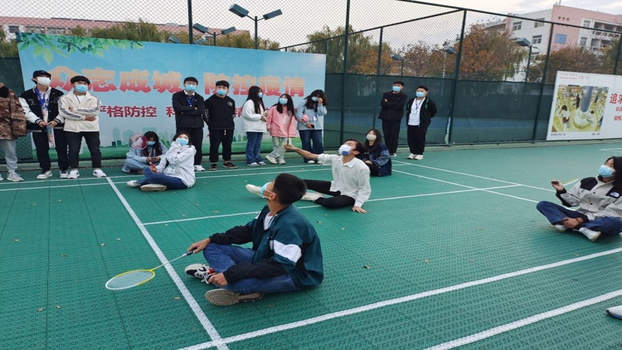 校园阳光体育趣味运动会现场热闹场景,学生参与趣味项目