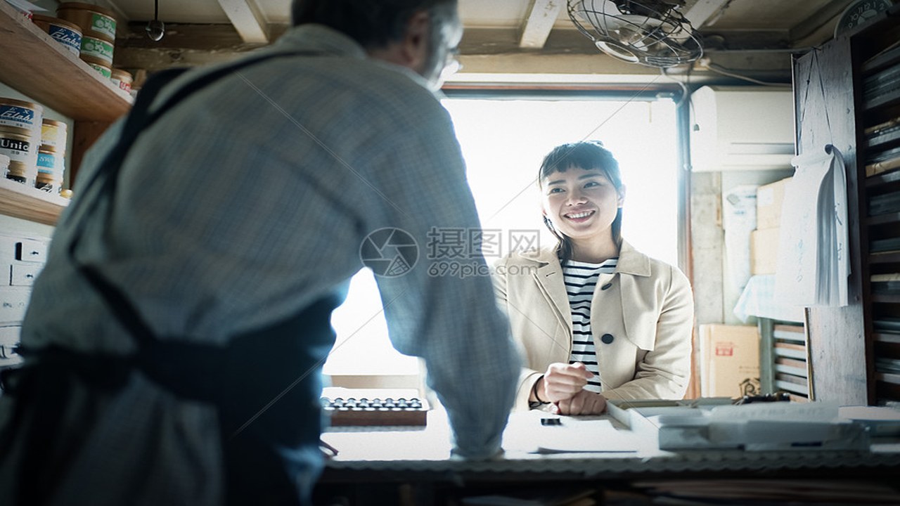四季坊店员与顾客交流咨询手工艺品的场景