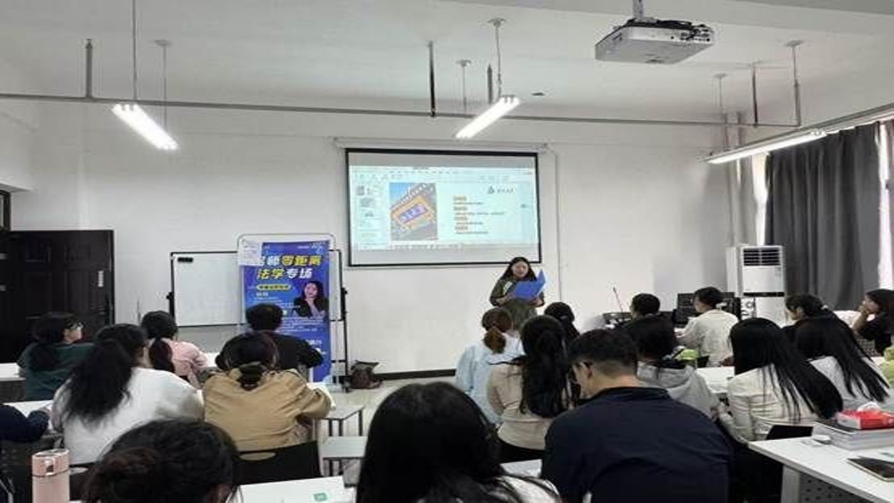 法学生利用中国法律汇编复习备考场景