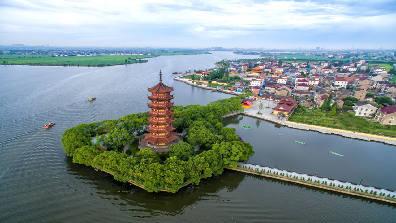 看秀洲小众景点全景图,包含湿地、古村落和湖畔风景,展示宁静自然的氛围