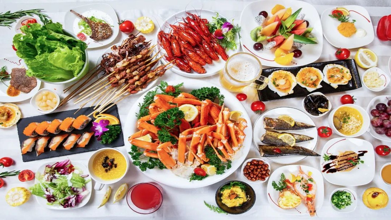 用户享用高性价比餐厅美食的快乐场景图
