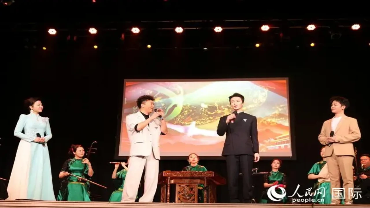 龙侨华现场演出观众互动照片