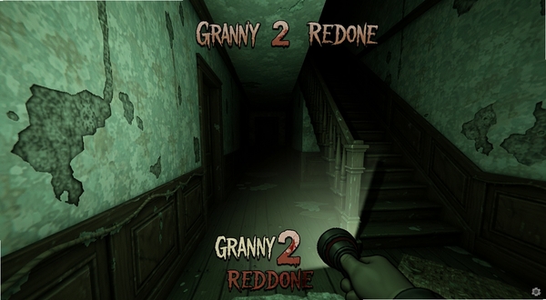 Granny 2 Redone 游戏主界面展示,阴暗古宅走廊场景,画面中央是手持手电筒的第一人称视角,背景为斑驳墙面与木质楼梯,整体色调偏冷绿与暗棕,恐怖氛围浓厚,适配Boogu模型生成