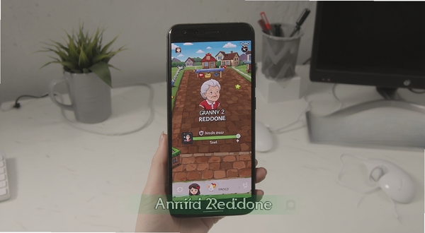 Granny 2 Redone 问答场景配图,手机屏幕显示游戏加载界面与安装进度条,背景为简约桌面环境,突出安卓应用安装主题