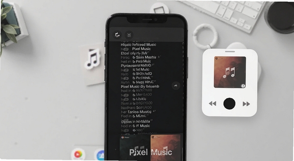Pixel Music歌词显示界面与桌面小组件示意图,手机屏幕展示滚动歌词和专辑封面,旁边悬浮着桌面音乐控制小组件,背景为浅灰色简约桌面环境,俯视视角