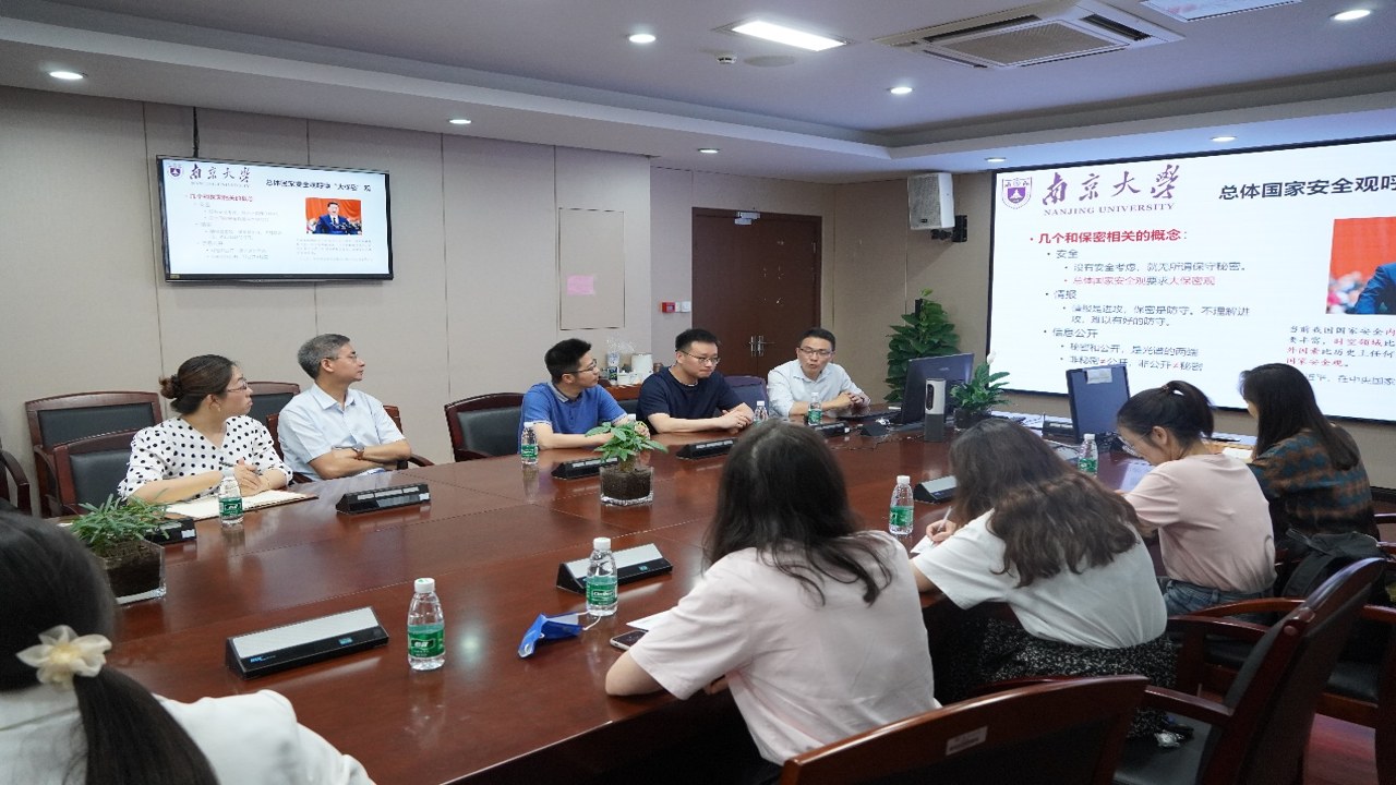 职场办公环境中保密意识培养场景