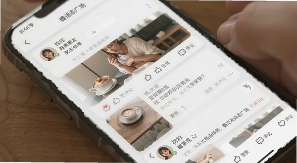 ���ｻ�Ѷ�̬�㳡ҳ��չʾ���ֻ���Ļ�ڳ����ٲ���ͼ�Ķ�̬�б���ÿ����̬���û�ͷ���ǳơ�ͼƬ�������֣��ײ��е�������ͼ�꣬������ɫ��ͣ�����Ϊǳ�Ұ�ɫ��ͻ�������Ķ�����