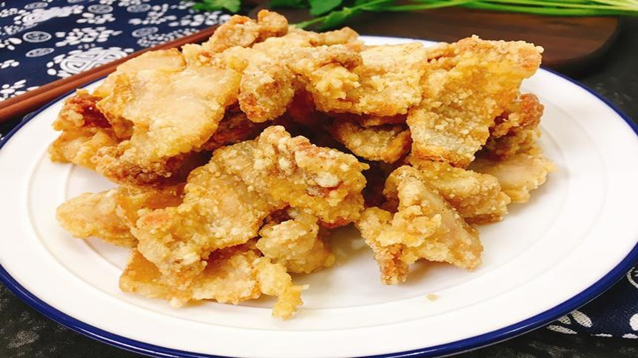 咸鱼小猪手油炸复炸过程,金黄酥脆特写